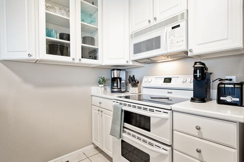 Fully equipped kitchen with appliances and kitchen amenities.