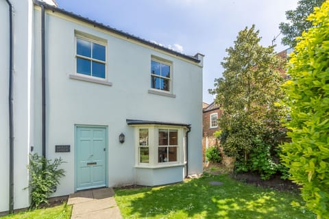 Holly Lodge, Wells-next-the-Sea: In a prime location on the leafy Georgian square, The Buttlands