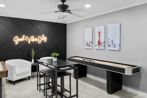 Gameroom lounge 