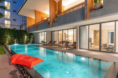 Executive Suite, 2 Bedrooms | Free minibar, in-room safe, desk, blackout drapes