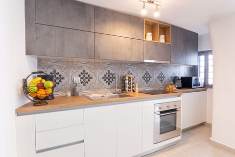 House | Private kitchen | Fridge, oven, griddle, kitchen islands