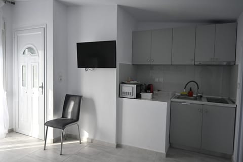 Comfort Room | Private kitchenette | Full-size fridge, microwave, oven, stovetop