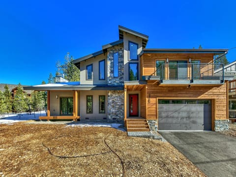 Beautiful mountain-modern home with 2 car garage