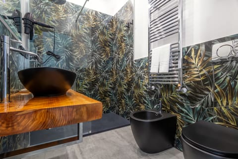 Deluxe Room | Bathroom | Shower, rainfall showerhead, free toiletries, hair dryer