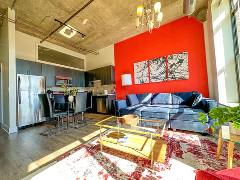 Spacious living room with a lot of daylight and large windows.
