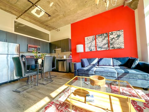 Spacious living room with a lot of daylight and large windows.
