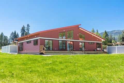 Beautiful house right by Christina Lake
