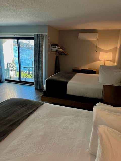 Desk, laptop workspace, iron/ironing board, free WiFi