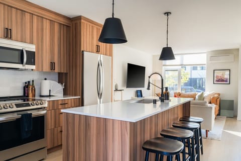 Fully Stocked Kitchen | Seating for 4