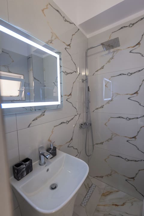 Deluxe Double Room | Bathroom | Shower, rainfall showerhead, hair dryer, towels