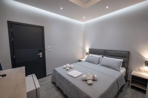 Deluxe Double Room | Desk, bed sheets