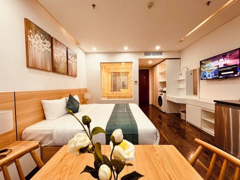 Deluxe Studio | In-room safe, desk, laptop workspace, blackout drapes