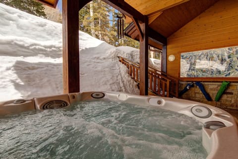Vacation Rentals in Park City at White Pine 129: Outdoor hot tub in the winter