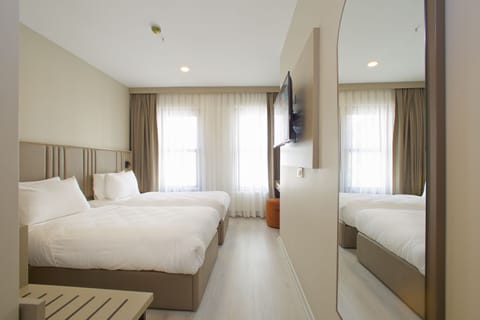 Standard Twin Room, Multiple Beds | Premium bedding, down comforters, minibar, soundproofing