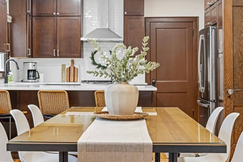 [Dining area] Seating for 8 with additional seating at breakfast bar