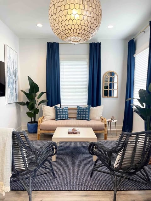 Functional and Smart - Efficiently designed living room with everything you need, with smart use of the space. This cozy room is ideal for reading, chatting or planning your next adventure. 