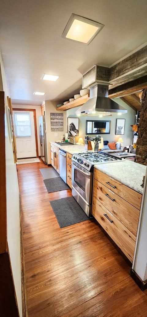 Fully stocked kitchen with gas oven