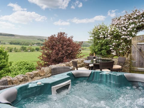 Jacuzzi | Stoney End Cottage, Worton, near Leyburn