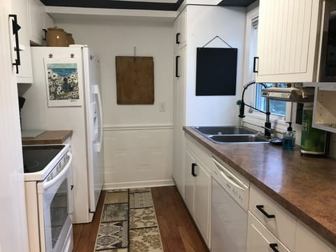 Full-size kitchen to whip up a meal for the group!