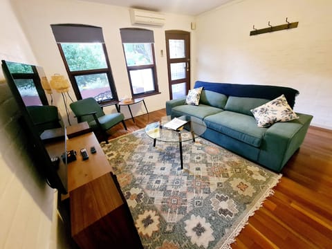 Lounge with TV, stereo, games & aircon