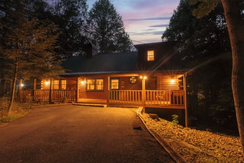 Escape the hustle and bustle of city life and come stay in our cozy cabin oasis! Experience the perfect balance of adventure and relaxation with stunning woodland views, all the amenities you need, and close proximity to all the best local attractions.