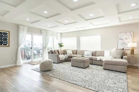 Nestled on a generous 7,000 sq ft lot, this 3,464 sq ft home boasts an airy open-concept design, modern finishes, and elegant furnishings. With ample natural light, cozy lounging spaces, this vacation home is perfect for your stay! ⭐