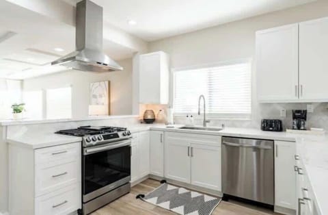 ✨️A bright and airy space designed for both function and style! Featuring sleek white cabinetry, premium stainless steel appliances, and elegant finishes, this kitchen is perfect for cooking up delicious meals while enjoying the coastal breeze.