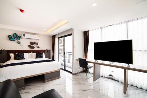 Deluxe Double Room | In-room safe, desk, soundproofing, free WiFi
