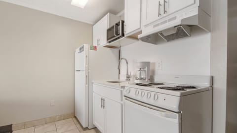 Comfort Studio, 1 King Bed with Sofa bed, Kitchen, Beach View | Private kitchenette | Fridge, microwave, oven, stovetop