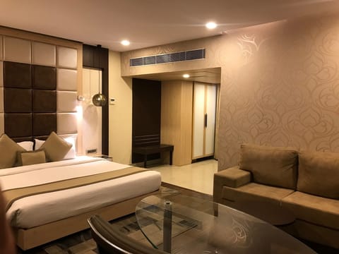 Club Room | 1 bedroom, premium bedding, desk, laptop workspace