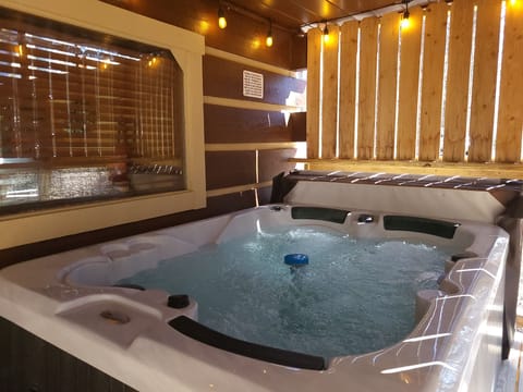 Hot tub for 4