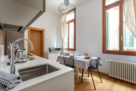 Full-size fridge, microwave, oven, stovetop
