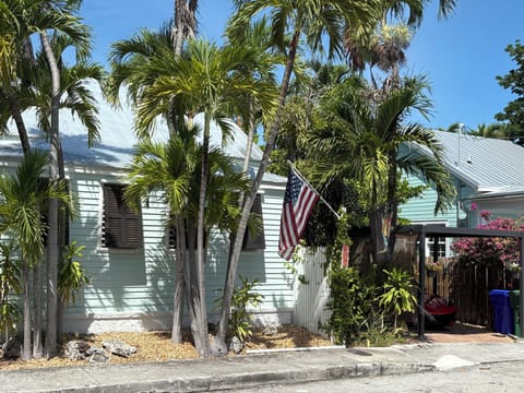 Plenty of on street parking right in front.