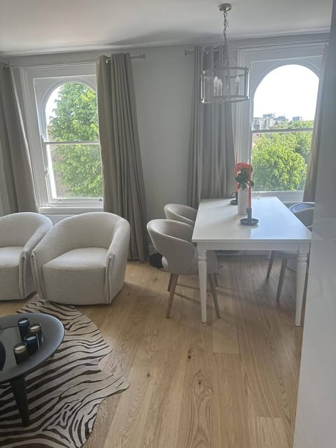 Deluxe Apartment | Living area