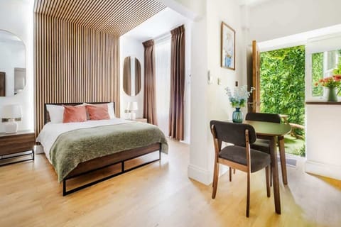 Studio | A stunning, luxuriously designed studio apartment situated in the heart of Marylebone, Central London. This fully air-conditioned space comes equipped with every modern convenience, including a 55inch Smart TV.