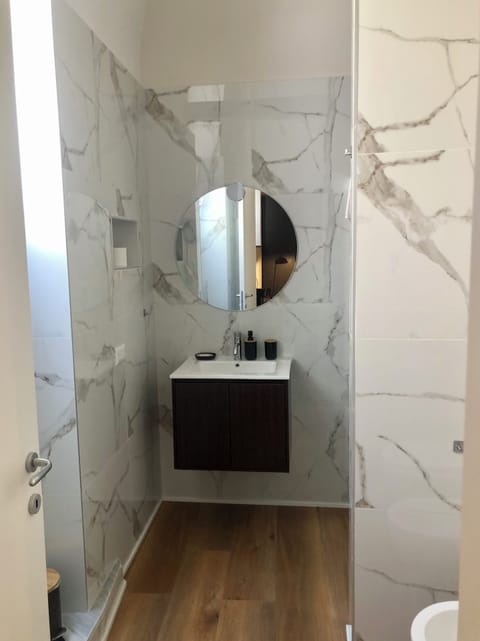 Shower, rainfall showerhead, free toiletries, hair dryer