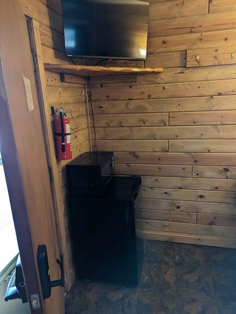 Room 6 - Smart TV, Microwave, Fridge/Freezer