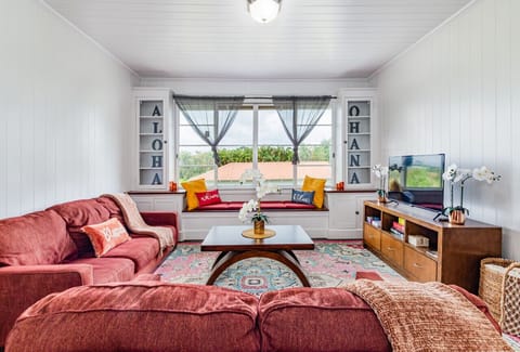 Aloha! This Plantation Style Hilo home is perfect for your next vacation!