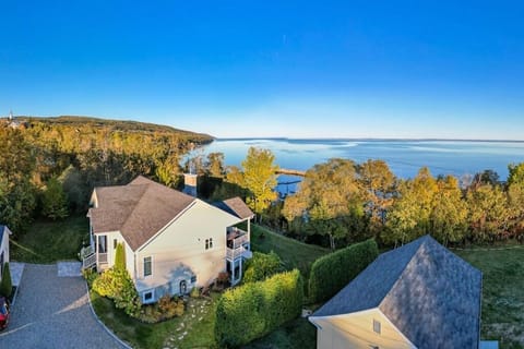 Aerial view of the house and St-Laurent river