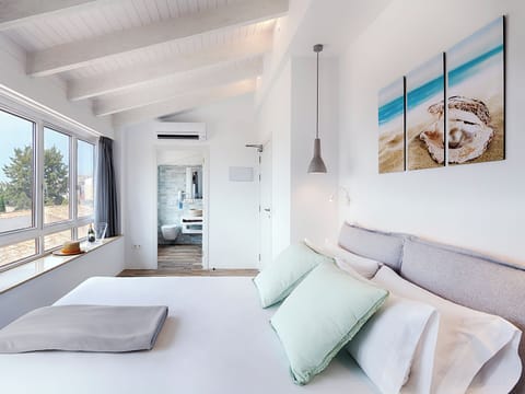Gallery Room | Premium bedding, in-room safe, blackout drapes, soundproofing