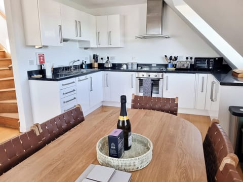 Cottage | Private kitchen | Fridge, dishwasher, electric kettle, cookware/dishes/utensils