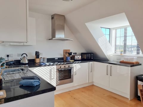 Cottage | Private kitchen | Fridge, dishwasher, electric kettle, cookware/dishes/utensils