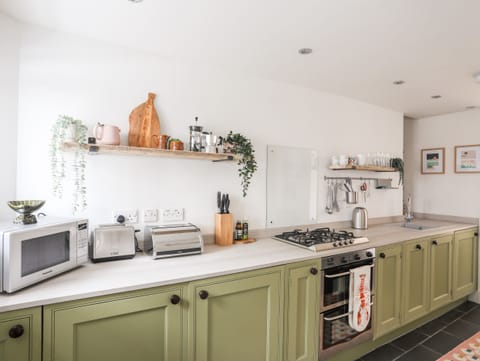 Cottage | Private kitchen | Fridge, dishwasher, electric kettle, toaster