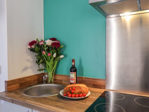 Cottage | Private kitchen | Fridge, electric kettle, toaster, cookware/dishes/utensils