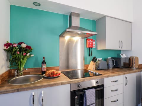 Cottage | Private kitchen | Fridge, electric kettle, toaster, cookware/dishes/utensils