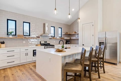 House, 3 Bedrooms | Private kitchen | Fridge, oven, coffee/tea maker, toaster