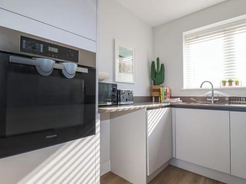 Cottage | Private kitchen | Fridge, dishwasher, electric kettle, toaster