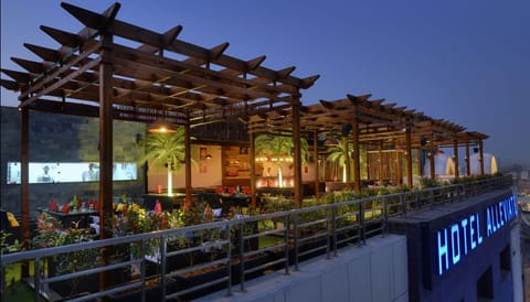 Swim-up bar