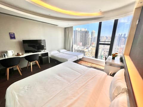 Family Quadruple Room | Blackout drapes, soundproofing, free WiFi, bed sheets