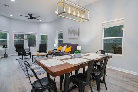 House | 5 bedrooms, desk